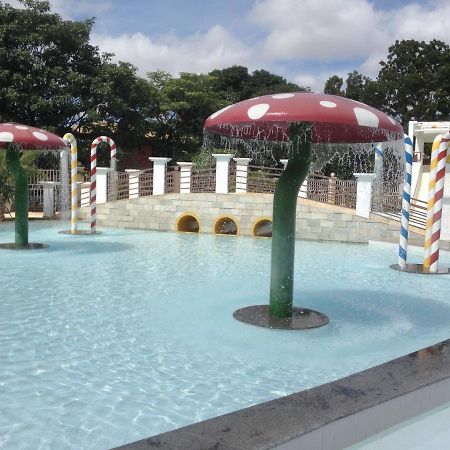 Lacqua Diroma V: Waterpark-Adjacent Apartment Caldas Novas Exterior photo